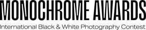 Logo des Monochrome Awards International Black & White Photography Contest